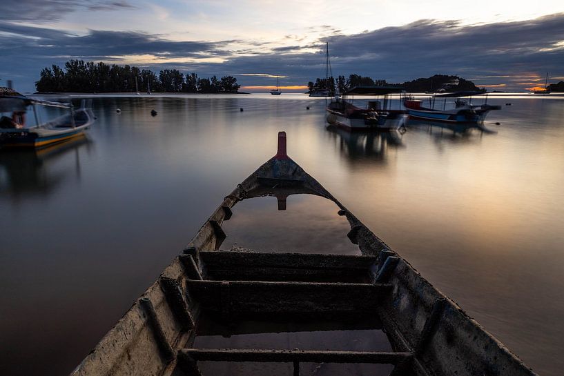 An old fishing boat on Langkawi Island (Malaysia). by Claudio Duarte
