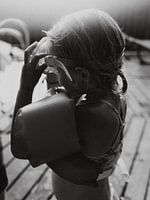 Zomer! Een duik in het zwembad. Zwart-wit portret