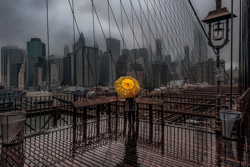 Parapluie jaune sur le pont de Brooklyn par Nico Geerlings
