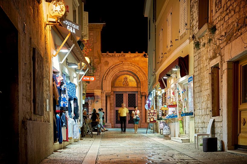 ruelle historique dans la vieille ville de Porec en Croatie le soir par Heiko Kueverling