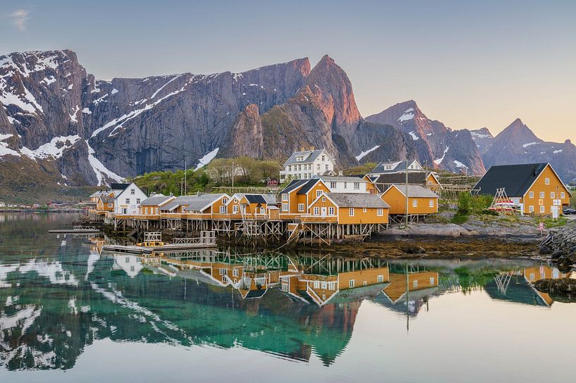 Soleil de minuit sur les îles Lofoten en Norvège par Tim Vlielander