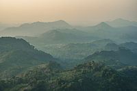 Ein Sonnenuntergang über den grünen Hügeln der Elfenbeinküste