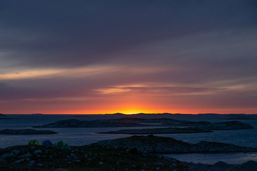 Camper au soleil de minuit par Ellis Peeters