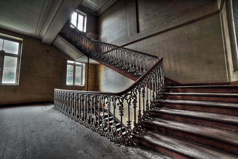 Urbex trappenhuis in een klooster van Dyon Koning
