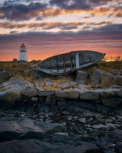 Coucher de soleil sur le phare avec un vieux bateau sur Vigra, Ålesund, Norvège par qtx