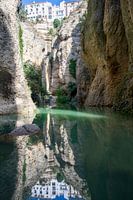 Schlucht von Ronda mit Spiegelung von Felsen und Gebäuden