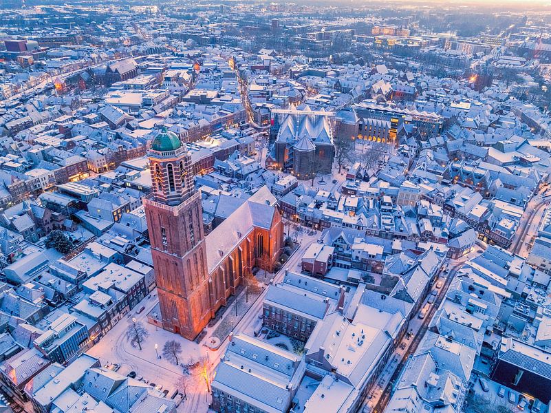 Tour de l'église Peperbus de Zwolle lors d'un lever de soleil hivernal froid par Sjoerd van der Wal Photographie