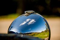 Wolken im Scheinwerfer einer Zitrone 2cv