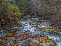 Fließender Fluss inmitten der Berge