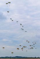 Fallschirmjäger am Himmel