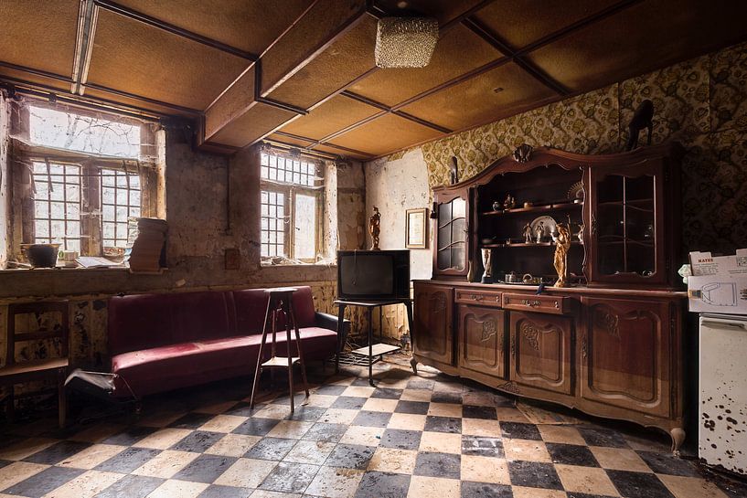 Abandoned Living Room. by Roman Robroek - Photos of Abandoned Buildings