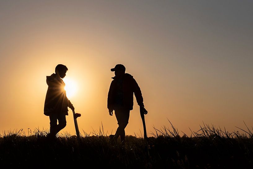 Zwei Jungen mit Skateboard bei Sonnenuntergang von Maren Oude Essink