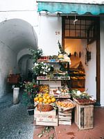 Un supermarché italien avec des fruits et légumes exposés à l'extérieur à Amalfi