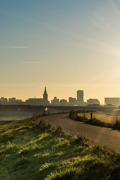 Silhouette of Nijmegen, seen over the dike near Lent by Patrick Verhoef