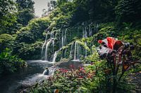 Chute d'eau enchanteresse dans la jungle de Bali, Indonésie