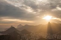 Zonsondergang over het Christus beeld in Rio de Janeiro