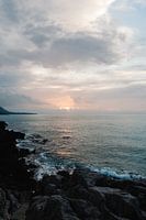 Golven op de rotsen van Sicilie