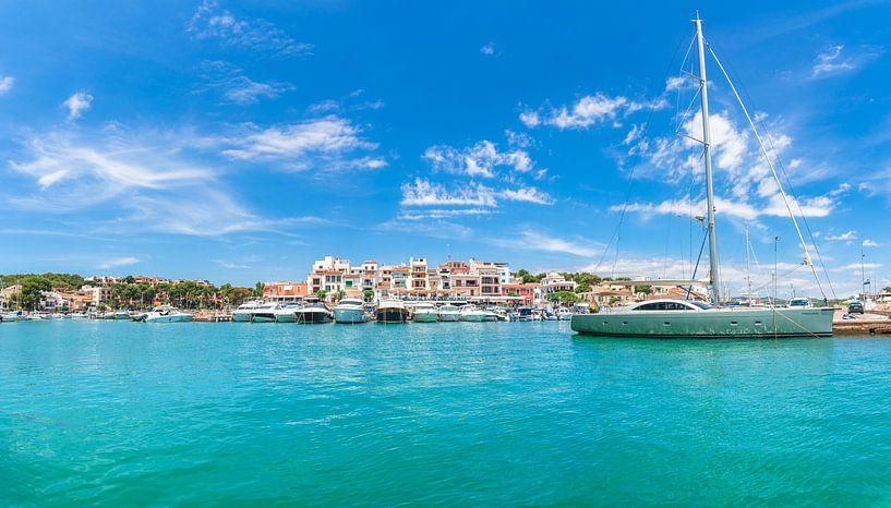 Port de plaisance sur la magnifique côte de Porto Petro, Espagne Mer Méditerranée par Alex Winter