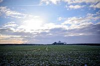 Une ferme isolée au sommet de la colline