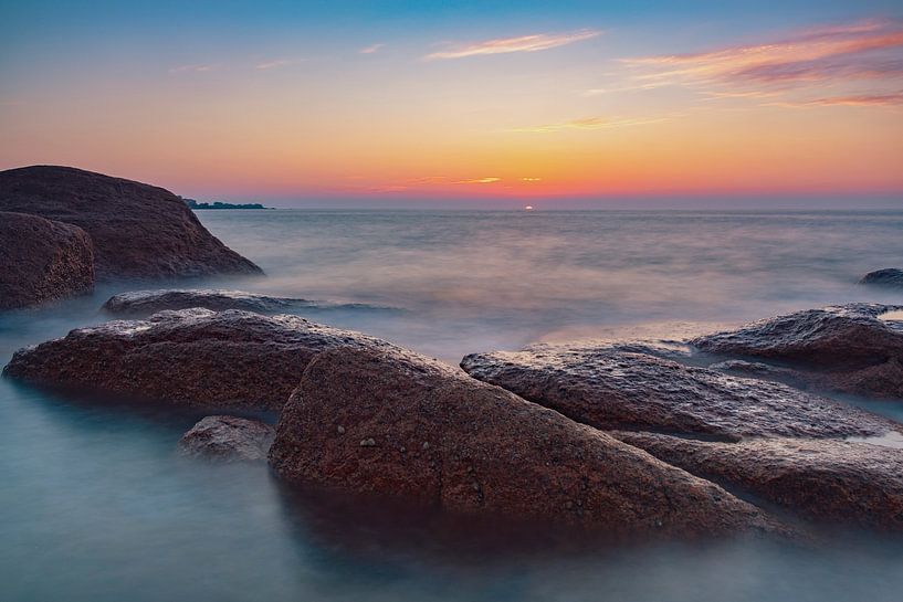 Coucher de soleil sur la côte de granit rose en Bretagne, France par Sjoerd van der Wal Photographie