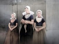 Trois filles de Zeeland en costume local (portrait de 1925)