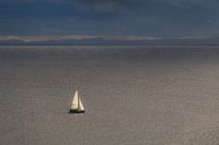 Zeilbootje op de oceaan aan de rand van Lanzarote, Canarische Eilanden.
