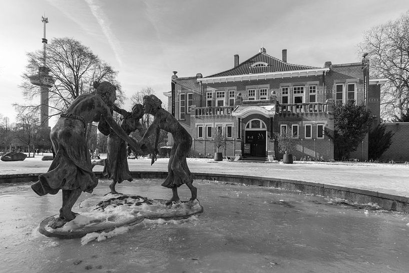 Der Springbrunnen vor der Villa Parkzicht in Rotterdam im Schnee von MS Fotografie | Marc van der Stelt