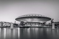 Evoluon in zwart-wit