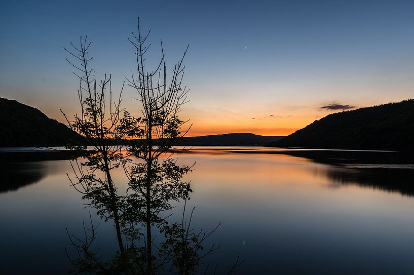 Lac de Chalain lisse comme un miroir, France par Gijs Rijsdijk