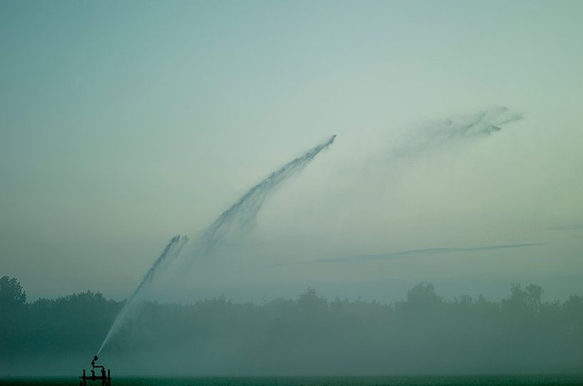 Eine Wassersprinkler -Feldbewässerungs Pistole zum Versprühen von Wasser von John Quendag