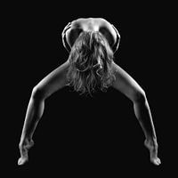 Staand naakt met voorover gebogen bovenlichaam