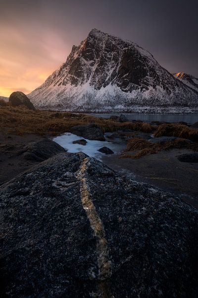 Lever de soleil sur la plage de Ballesvika sur l'île de Senja en Norvège par Jos Pannekoek