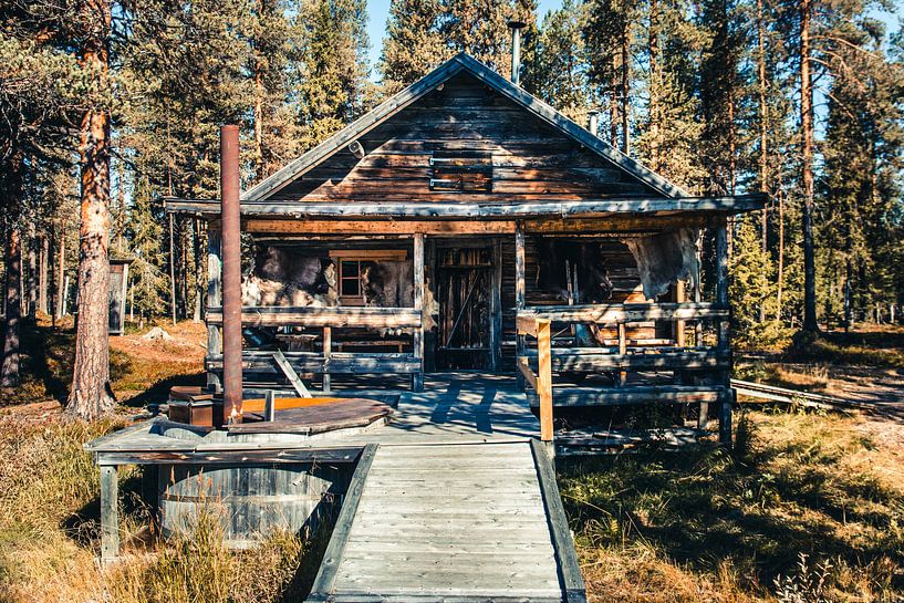 Wooden log cabin in Swedish Lapland by Expeditie Aardbol