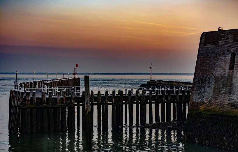 Steg mit Sonnenuntergang. von Martine Moens