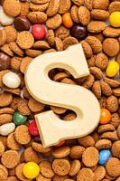Weißer Schokoladenbuchstabe S mit gewürzten Nüssen für Sankt Nikolaus