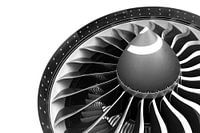 GE 90-Triebwerk einer Boeing 777-200LR in schwarz-weiß