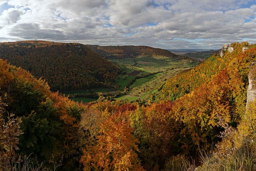 Panoramabild, Goldener Herbst auf der Schwäbischen Alb ,Burgruine Reußenstein. von Jiri Viehmann