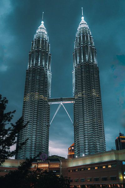 Petronas Towers – Wahrzeichen der Skyline von Kuala Lumpur von NZME Photography
