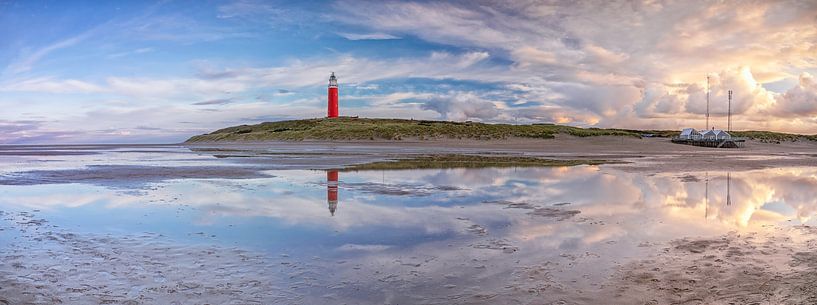 Leuchtturm von Texel mit Spiegelung. von Justin Sinner Photography (Fotograf auf Texel)