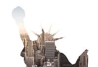 Double exposition de l'horizon de Manhattan à New York avec la silhouette de la statue de la liberté.