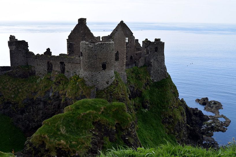 Ruines mystérieuses d'un château en bord de mer en Irlande du Nord par Studio LE-gals
