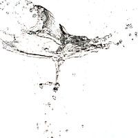 Water vliegt door de lucht