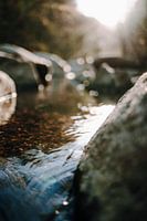 Zonnestralen ontmoeten water