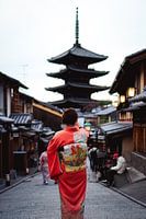 Vrouw in kimono voor Hokan-ji