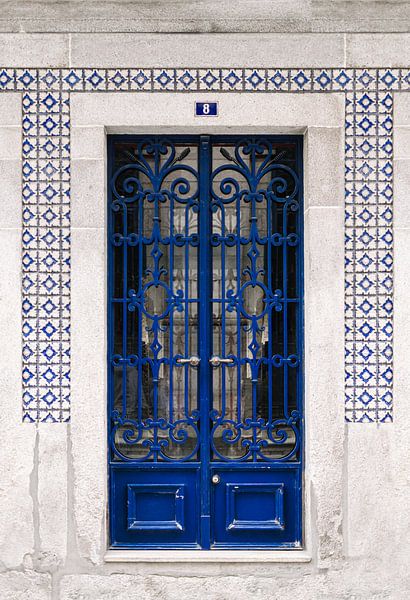 Blue door and tiles in Porto | Colourful travel photography by Studio Rood