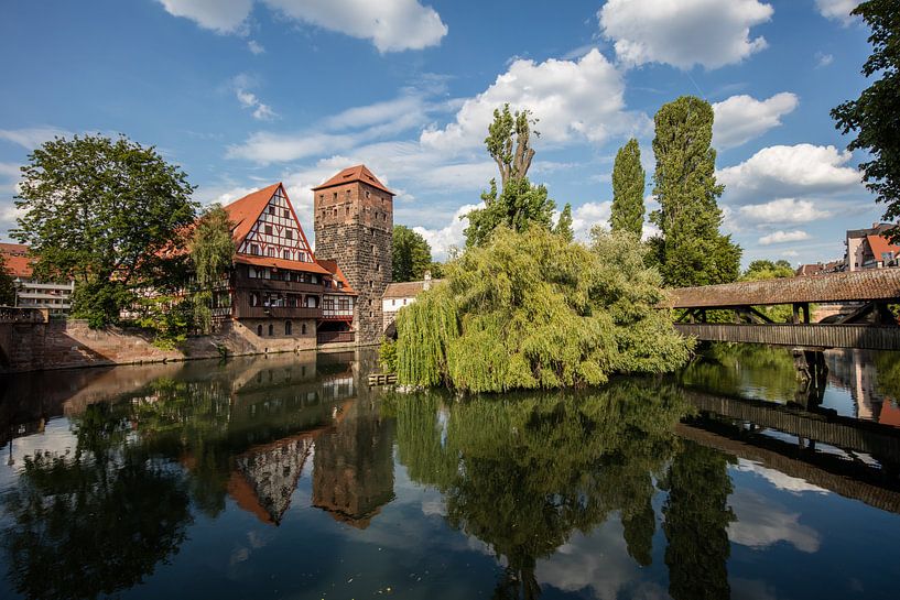 Rivier de Pegnitz en bruggen door centrum van Neurenberg van Joost Adriaanse