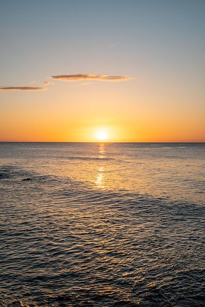 Sonnenaufgang am Strand an der Küste Sardiniens mit glitzerndem Meer von Leo Schindzielorz