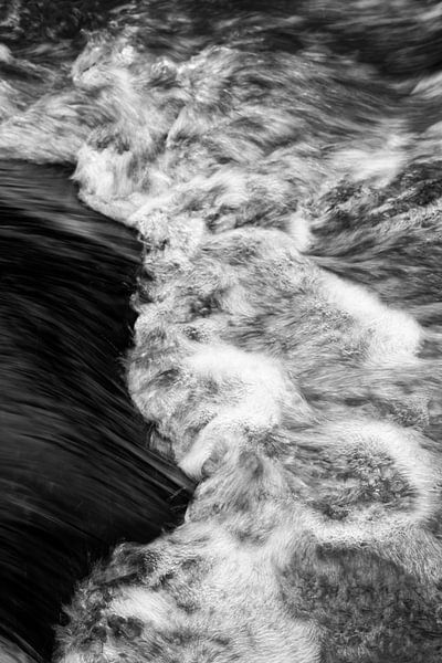 Wasser eines Baches in Detailansicht von Ralf Lehmann