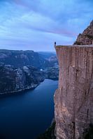 Mann am Preikestolen in Norwegen - Blaue Stunde