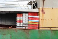 Bunte Kisten auf Schiff